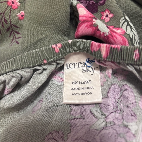 Woman’s green flower print peasant top blouse from Terra Sky - Picture 12 of 14